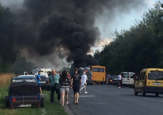 Все в диму: момент страшної аварії на Полтавщині потрапив на відео - today.ua