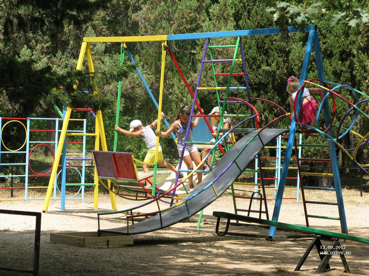 В Киеве срочно демонтируют детские площадки времен СССР: что произошло