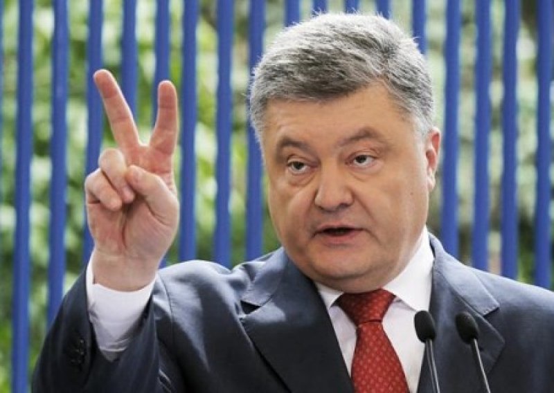 "Заважають не тільки я*ца": Азаров "розмазав" Порошенка