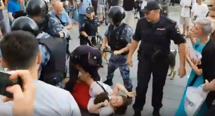 “Путін - ху*ло!“: У мережі показали звірства силовиків під час розгону акції протесту в Москві - today.ua