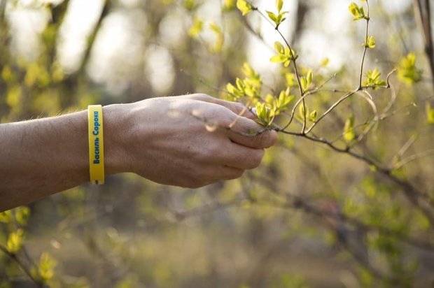 Незвичайні аксесуари: що означають жовті браслети на руці Зеленського 