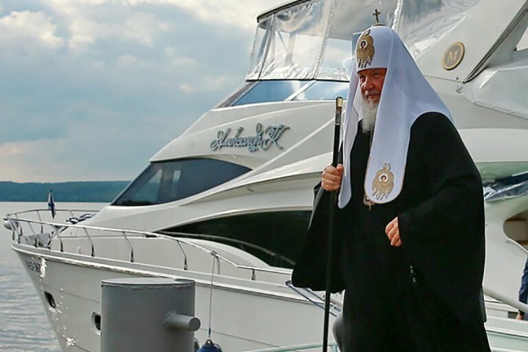 “Монашка в бикини“: на яхте патриарха Кирилла заметили полуобнаженную девушку - today.ua