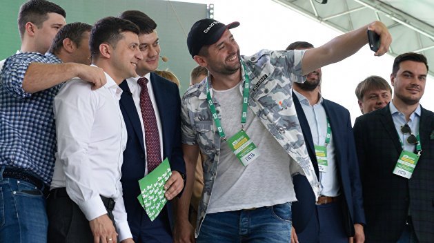“Будьте людьми, не воруйте“: Зеленский провёл первую встречу с однопартийцами - today.ua