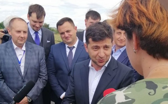 "Я вибачаюся, коли добудують?": Зеленський провів інспекцію аеропорту в Черкасах