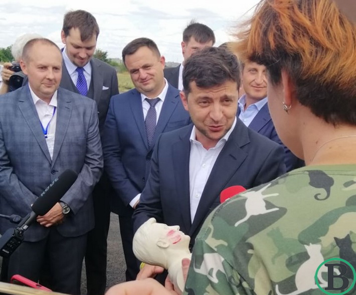 “Я вибачаюся, коли добудують?“: Зеленський провів інспекцію аеропорту в Черкасах  - today.ua