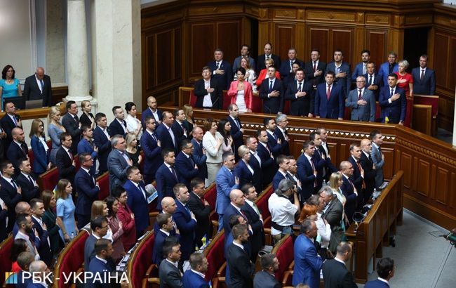 “Заспівали гімн і помолилися за Україну“: народні депутати 9-го скликання прийняли присягу - today.ua