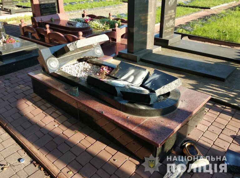В Житомирской области вандалы разрушили надгробия воинам АТО: опубликованы фото - today.ua