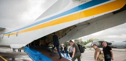 “Таке відбувається вперше“: члени ЦВК зі спецназом вилетіли на проблемний округ під Донецьком - today.ua