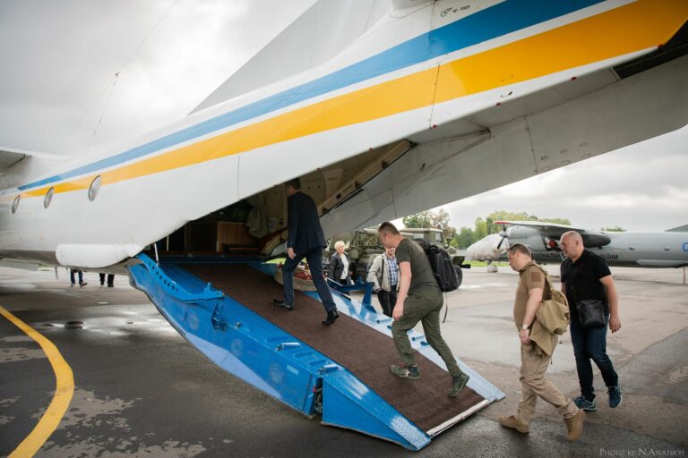 “Такое происходит впервые“: члены ЦИК со спецназом вылетели на проблемный округ под Донецком - today.ua