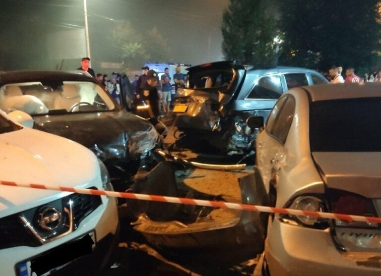“Разбила пять авто“: в Ивано-Франковске 20-летняя модель устроила ДТП на парковке ночного клуба - today.ua