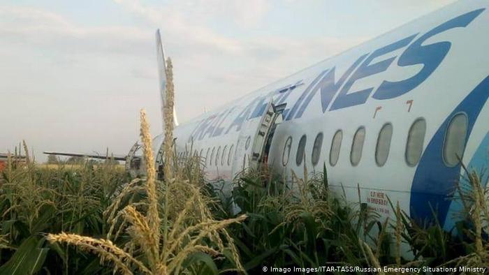 Летел в Крым, но недолго: в России самолет совершил экстренную посадку в поле из-за возгорания двигателя - today.ua