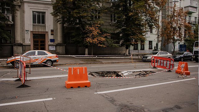 Возле Офиса президента провалился асфальт: из-за огромной ямы перекрыта дорога - today.ua