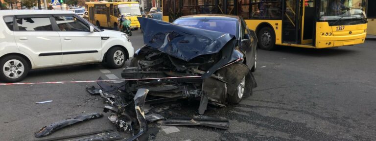 В центре Киева Range Rover столкнулся с Tesla и вылетел в пешеходную зону: пострадали четыре человека - today.ua
