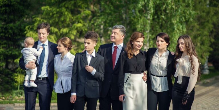 Полетели на частном самолете: СМИ сообщают, что Порошенко вывез семью в Норвегию - today.ua