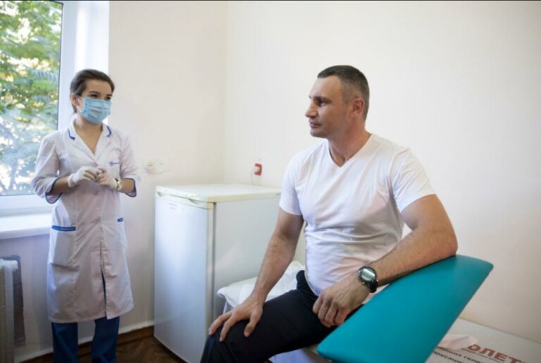 “Поддерживаю обязательную вакцинацию“: Кличко показательно сделал прививку против дифтерии и столбняка - today.ua