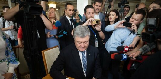 Оточили журналісти: Порошенко офіційно став народним депутатом - today.ua