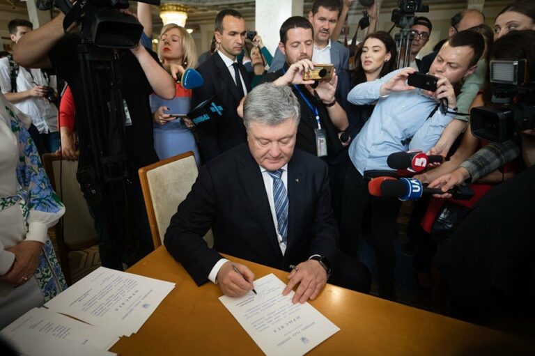 Окружили журналисты: Порошенко официально стал народным депутатом - today.ua
