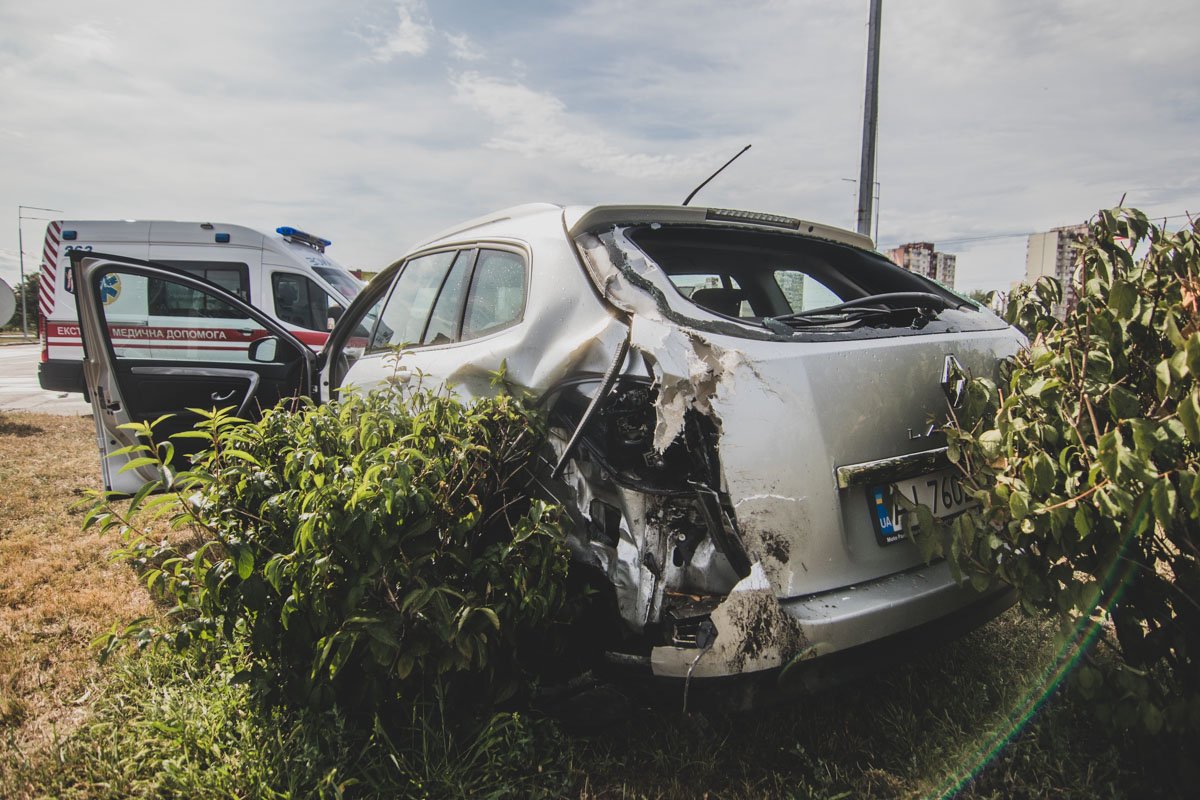 "Не поділили дорогу, розбилися вщент": у центрі Києва зіткнулися таксі Uber і карета швидкої