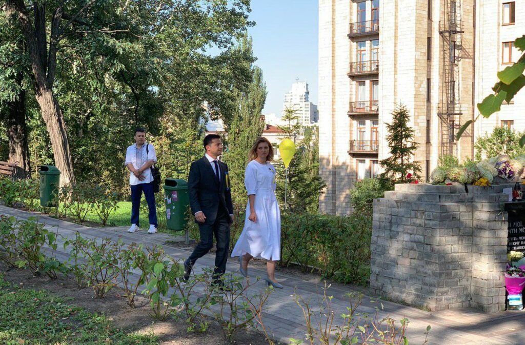 “Леді в білому“: Олена Зеленська порадувала ніжним образом на День Незалежності