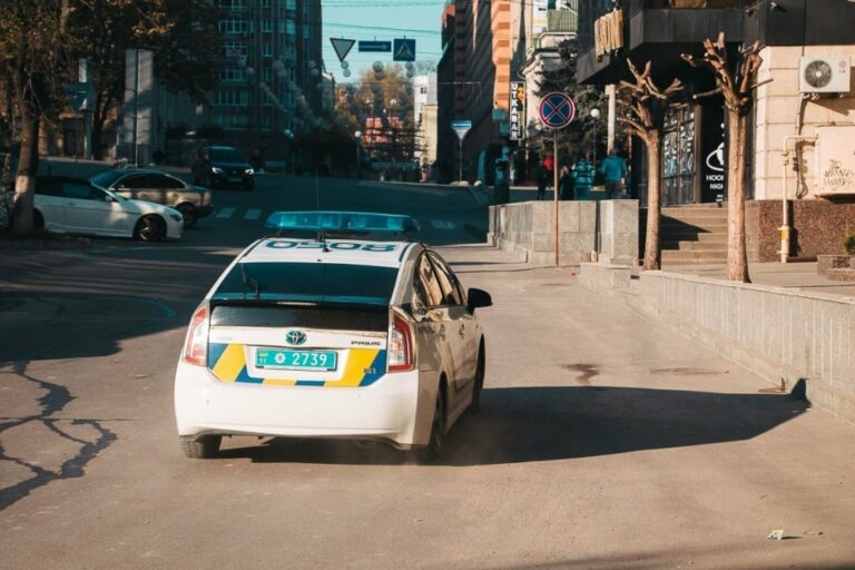 Жуткий инцидент: в Киеве водитель нарушил правила парковки и переехал патрульного  - today.ua