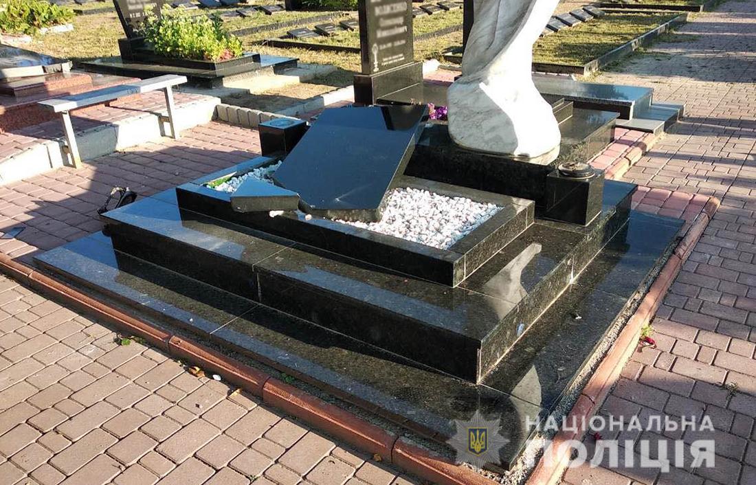 В Житомирской области вандалы разрушили надгробия воинам АТО: опубликованы фото