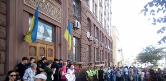 Допит Порошенка в ДБР: колишнього президента зустріли двома мітингами - today.ua