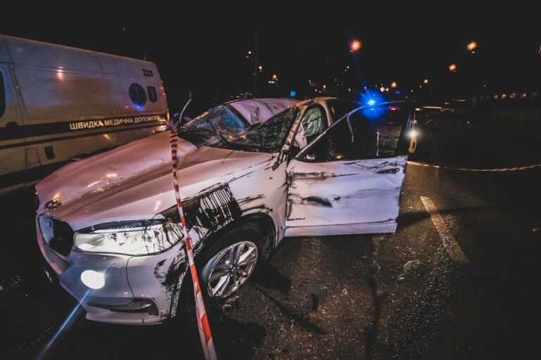Масштабна погоня: У Києві п'яні мажори на BMW X5 намагалися скритися від поліції і влетіли у відбійник  - today.ua
