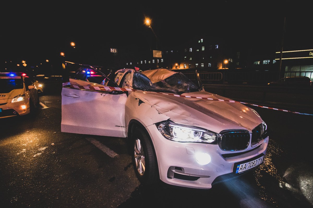 Масштабна погоня: У Києві п'яні мажори на BMW X5 намагалися скритися від поліції і влетіли у відбійник 