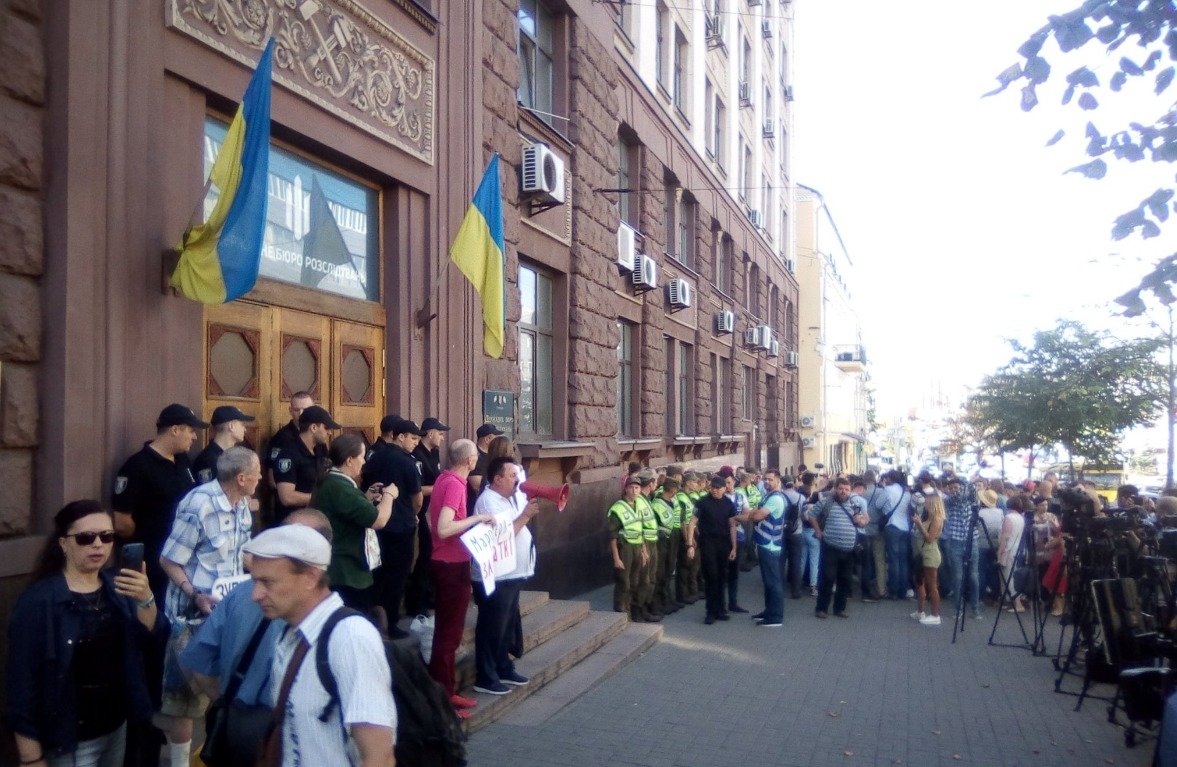 Допрос Порошенко в ГБР: бывшего президента встретили двумя митингами