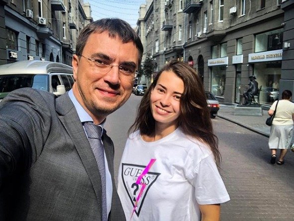 Омелян позавтракал с ню-моделью, которая обещала раздеться на мосту в Днепре