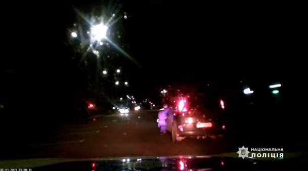 В Житомире пьяный водитель зажал дверью руку полицейского и проехал с ним 35 метров: опубликовано видео