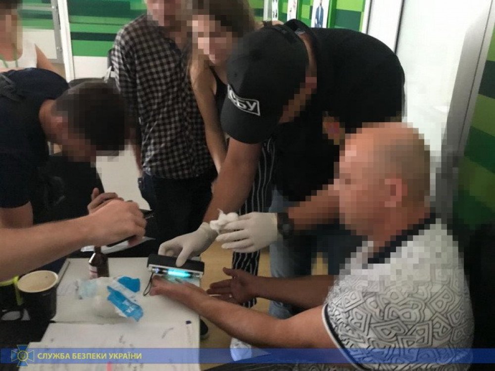 “200 тысяч гривен “отступных“: В Одессе задержали менеджера-взяточника ПриватБанка (фото)