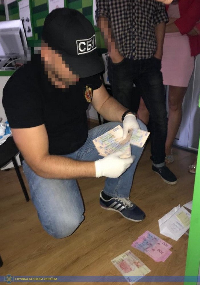 “200 тисяч гривень “відступних“: В Одесі затримали менеджера-хабарника ПриватБанку (фото)