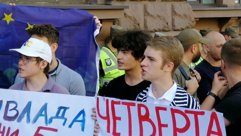 “Репрессий нет“: сын Порошенко признался, что в повседневной жизни общается на русском - today.ua