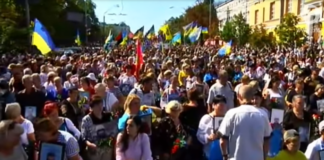 “Слезы на глазах, в горле ком...“: Сеть поразило мощное фото с Марша защитников - today.ua