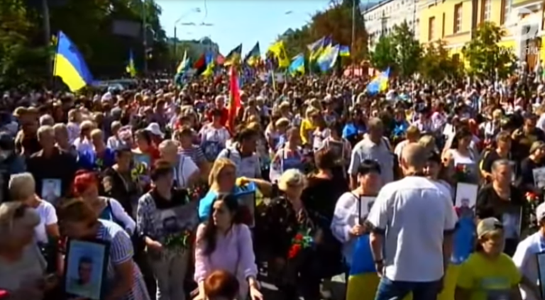 “Слезы на глазах, в горле ком...“: Сеть поразило мощное фото с Марша защитников - today.ua
