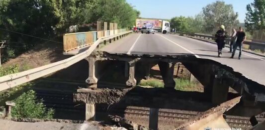 Під Харковом над залізницею обвалився автомобільний міст (відео)  - today.ua