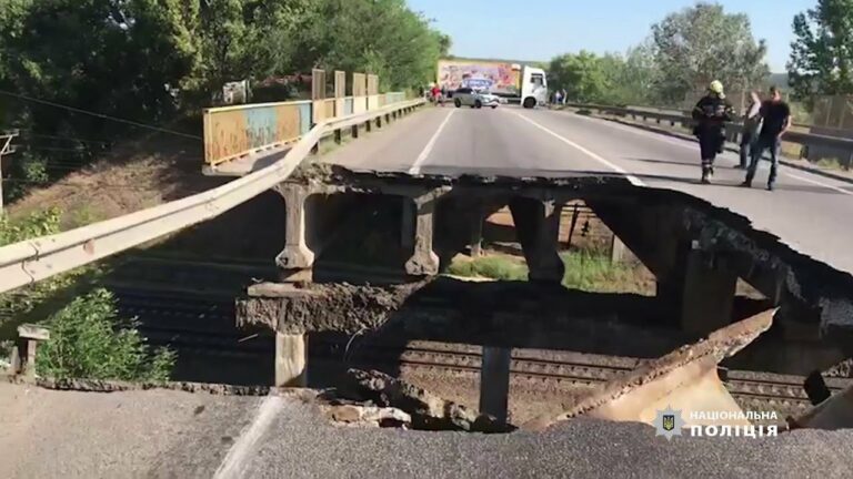 Под Харьковом над железной дорогой рухнул автомобильный мост (видео)  - today.ua