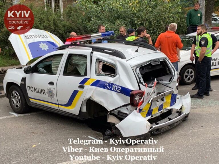 ДТП в Киеве: Audi опрокинула полицейский Renault (фото) - today.ua