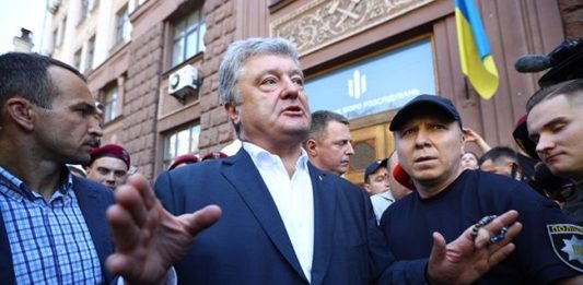 “Забросали яйцами“: как Порошенко убегал из здания ГБР  - today.ua