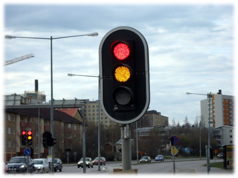 Водіям розповіли, коли можна їхати на жовтий сигнал світлофора - today.ua