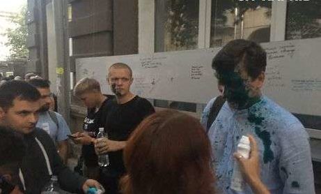 Облили зеленкой, повредили глаз: в Харькове радикалы устроили расправу над экс-нардепом 