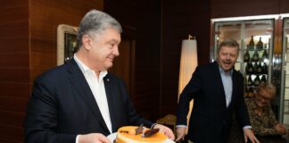 На работе и с тортом: сегодня Порошенко исполнилось 54 года - today.ua