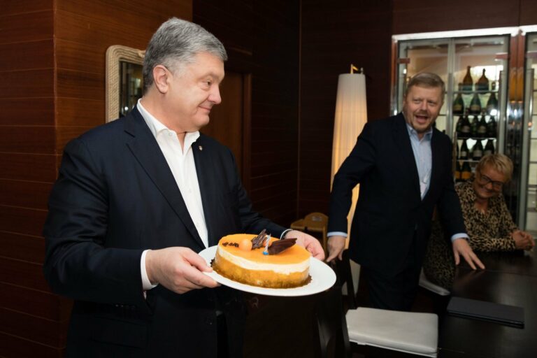 На роботі і з тортом: сьогодні Порошенку виповнилось 54 роки - today.ua
