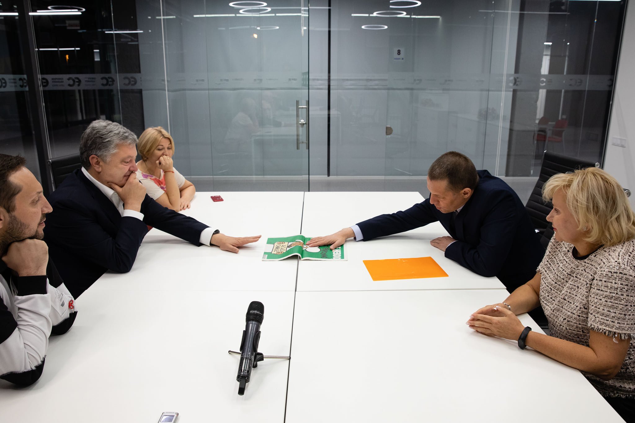 "В Росії невідомо куди діваються ті, кого привезли з України": Порошенко зустрівся із Сущенком