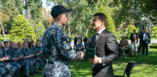 Звільнені українські моряки запрошують Зеленського на свої весілля - today.ua