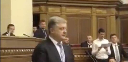 Махав руками і неадекватно сміявся: з'явилось відео дивної поведінки Богдана під час виступу Порошенка - today.ua