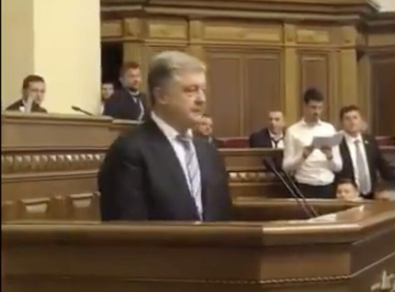 Махал руками и неадекватно смеялся: появилось видео странного поведения Богдана во время выступления Порошенко - today.ua