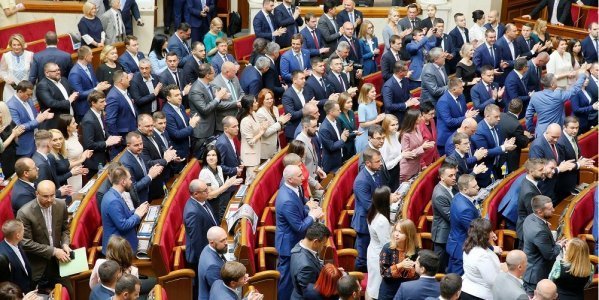 Депутати знайшли спосіб “підзаробити“: як найхитріші парламентарії отримають надбавки до зарплат - today.ua