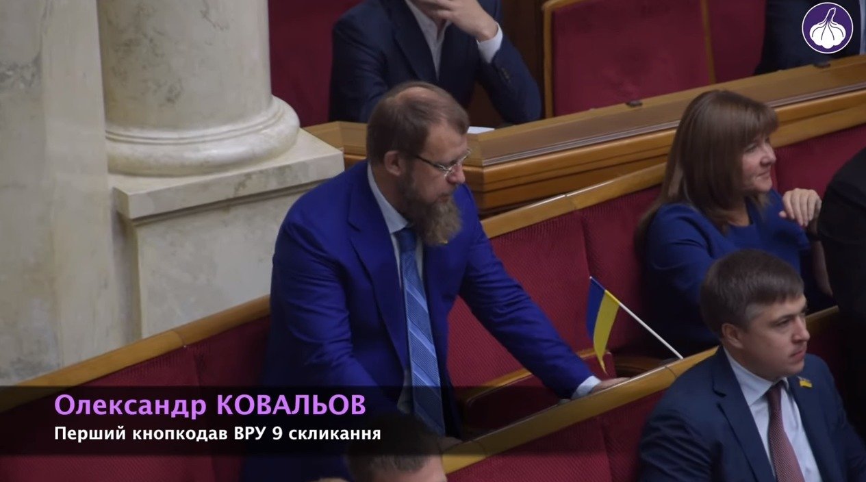 Первый попался: журналисты "засекли" в новой Раде кнопкодава